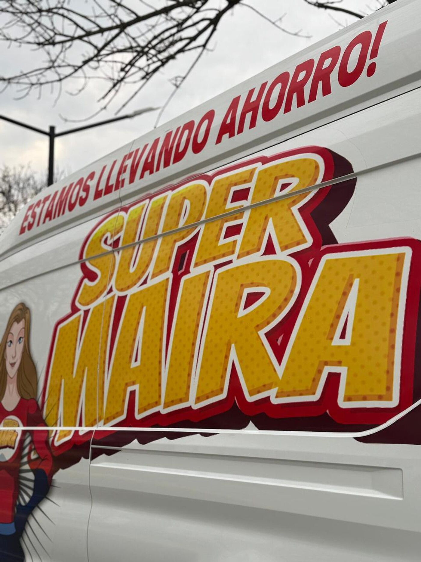 Detalle de la camioneta de reparto de SuperMaira