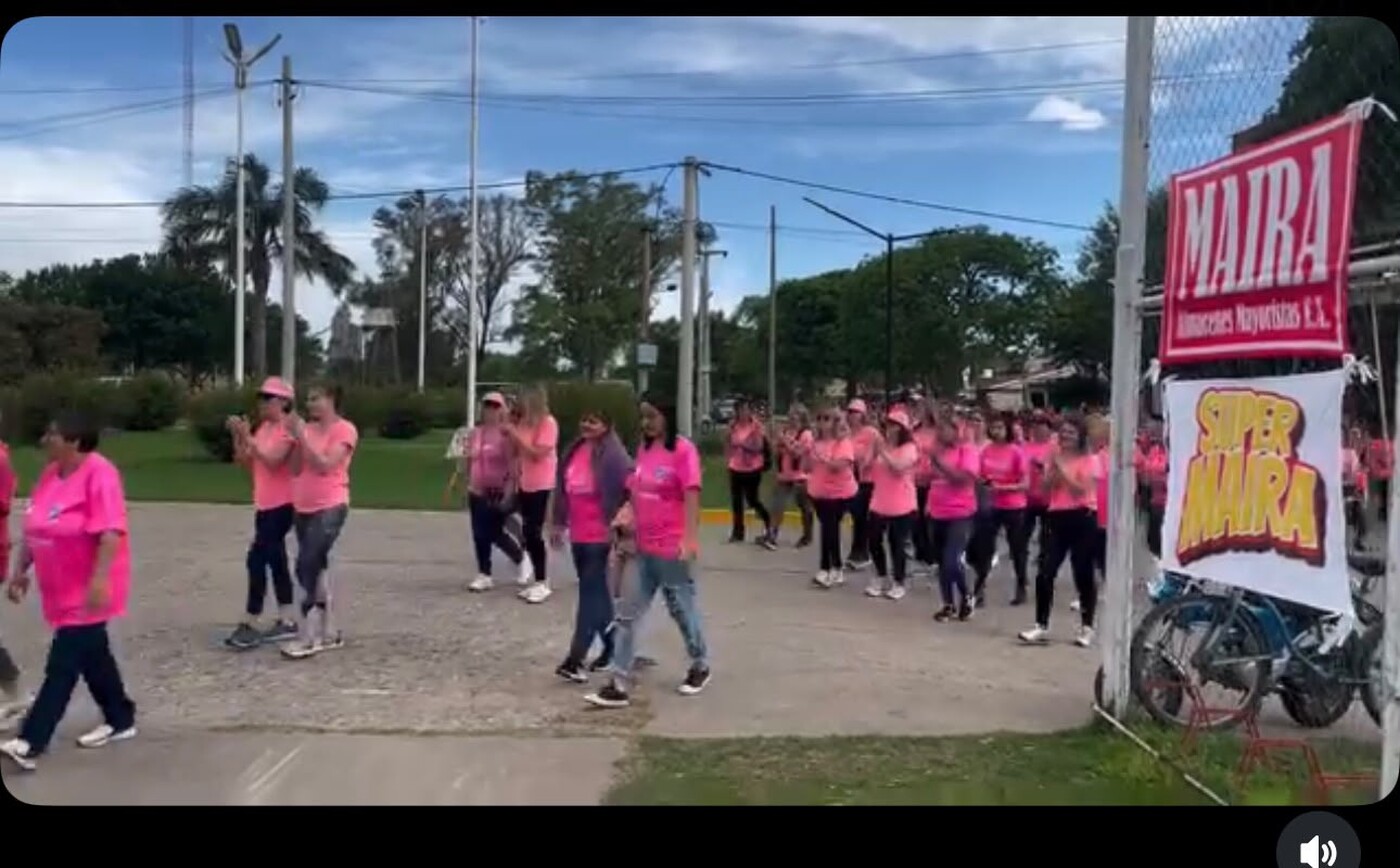 Caminata de Octubre Rosa acompañada por SuperMaira