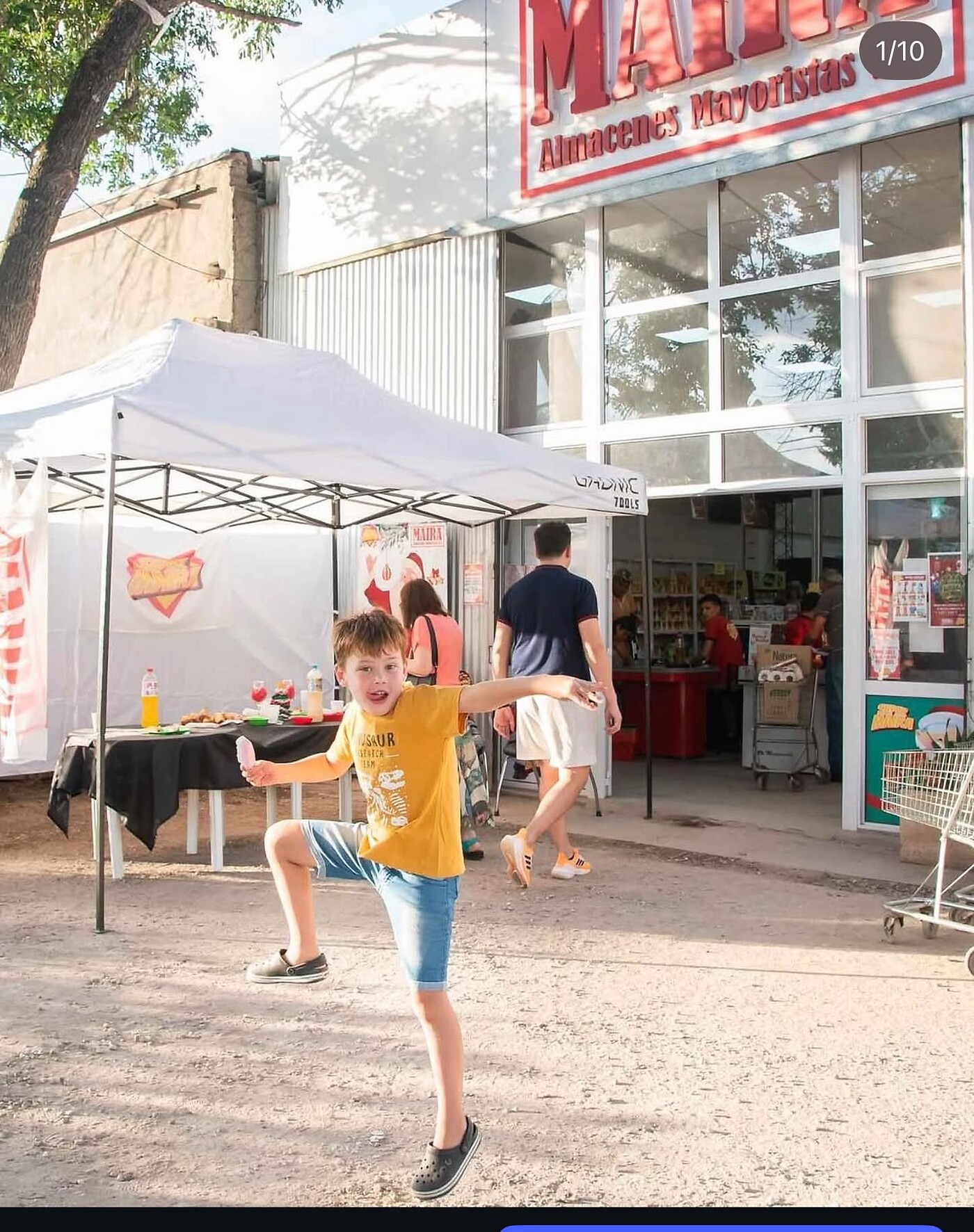 Sorteo navideño frente al local de Maira