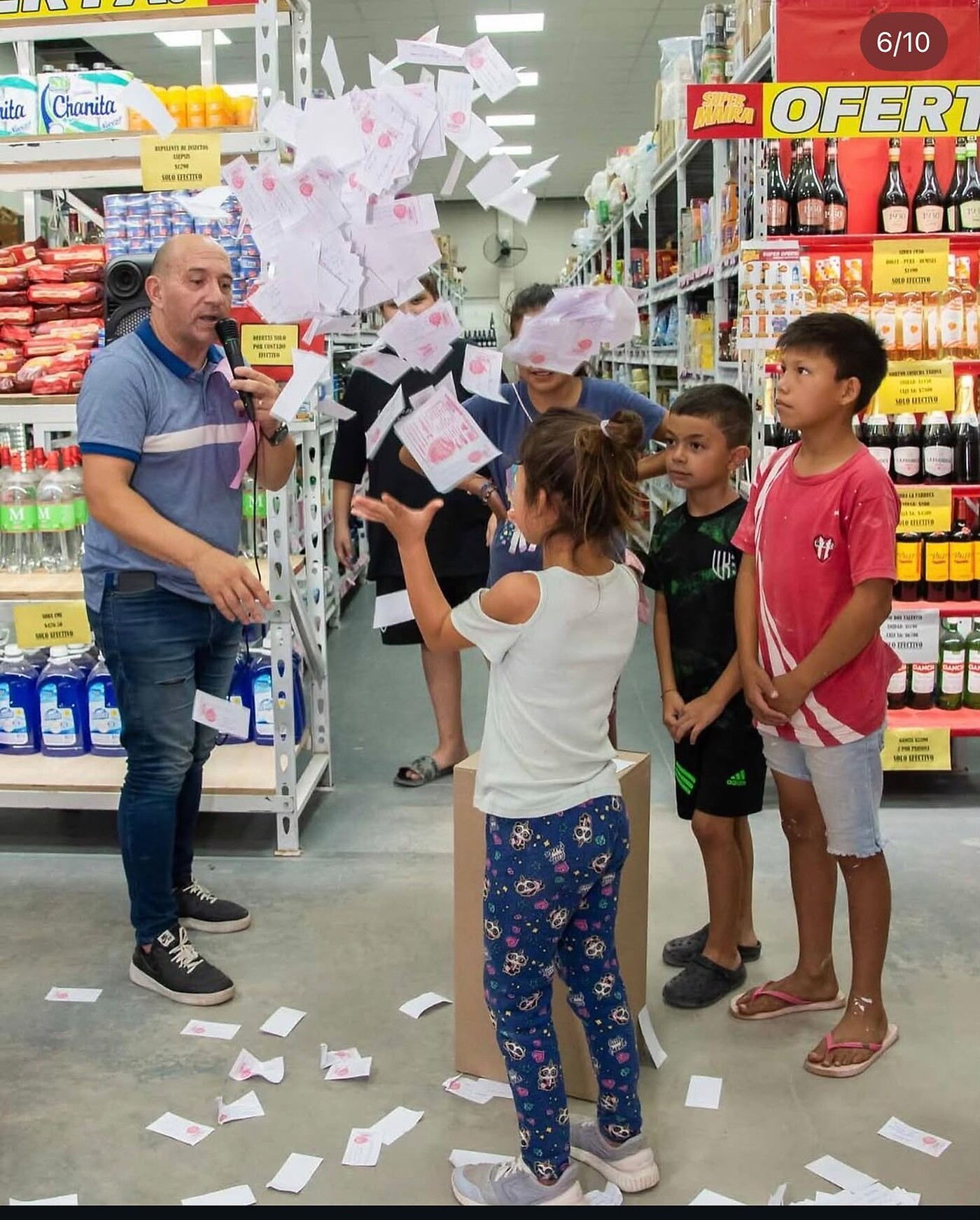 Sorteo navideño dentro del local, entregando premios a los chicos